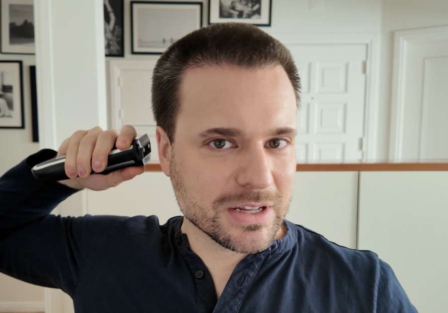 Demonstrating the grip and angle of the Wahl Self-Cut.