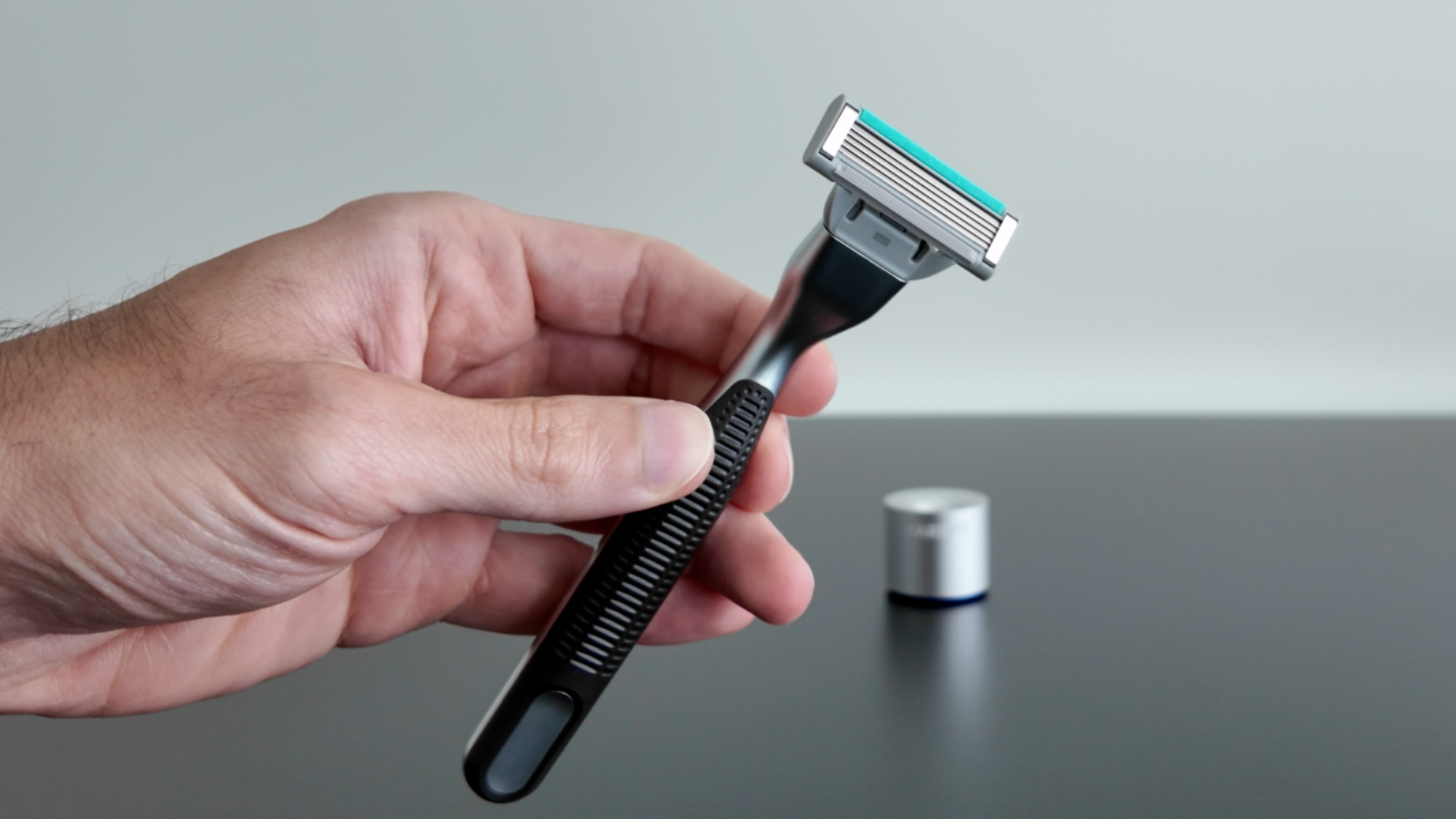 Displaying the Harry's PLUS Razor
