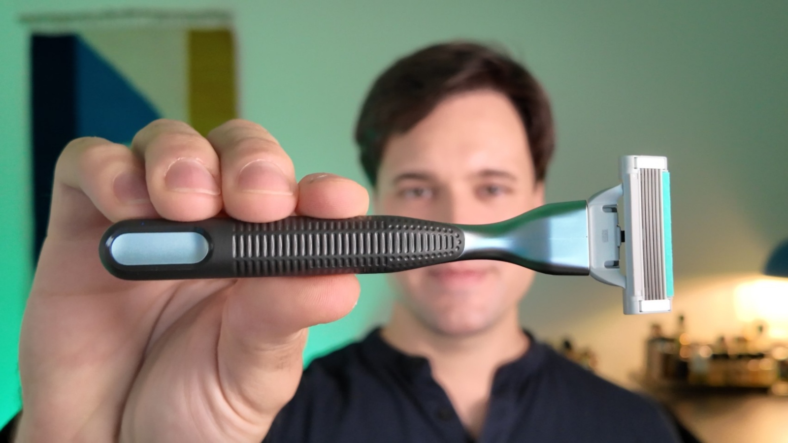 Displaying the handle and blades on Harry's PLUS Razor
